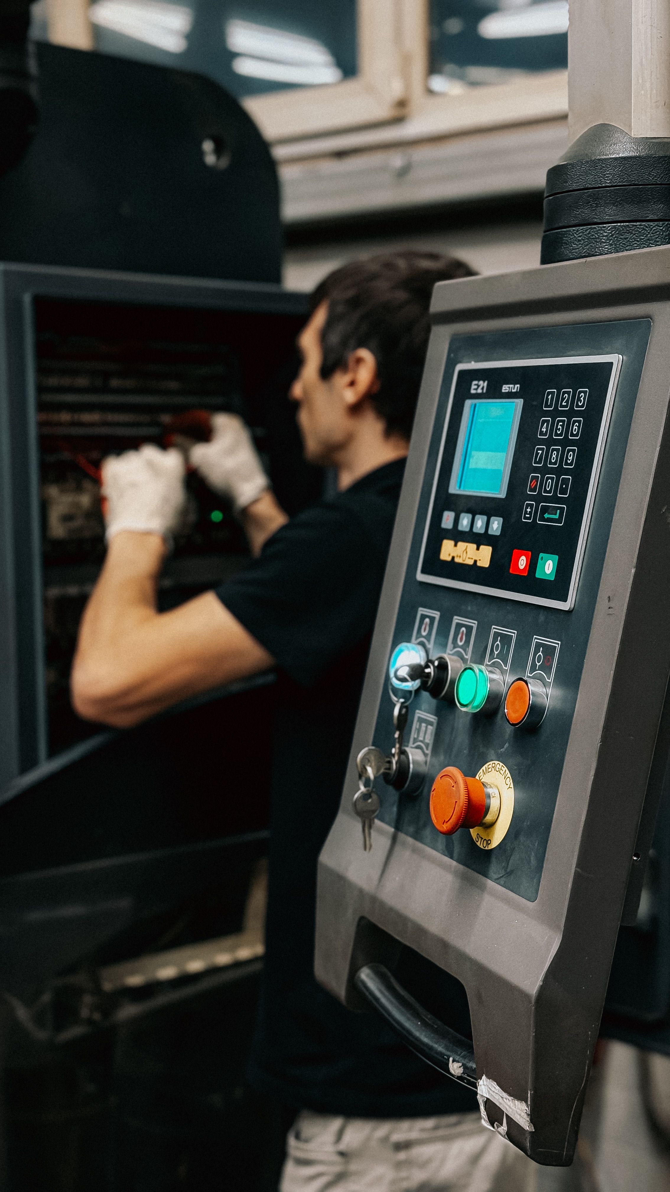 Technicien connectant un équipement de production via la gateway