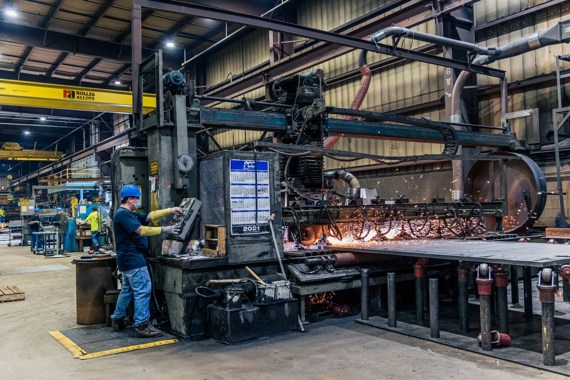 Machine en arrêt et opérateur