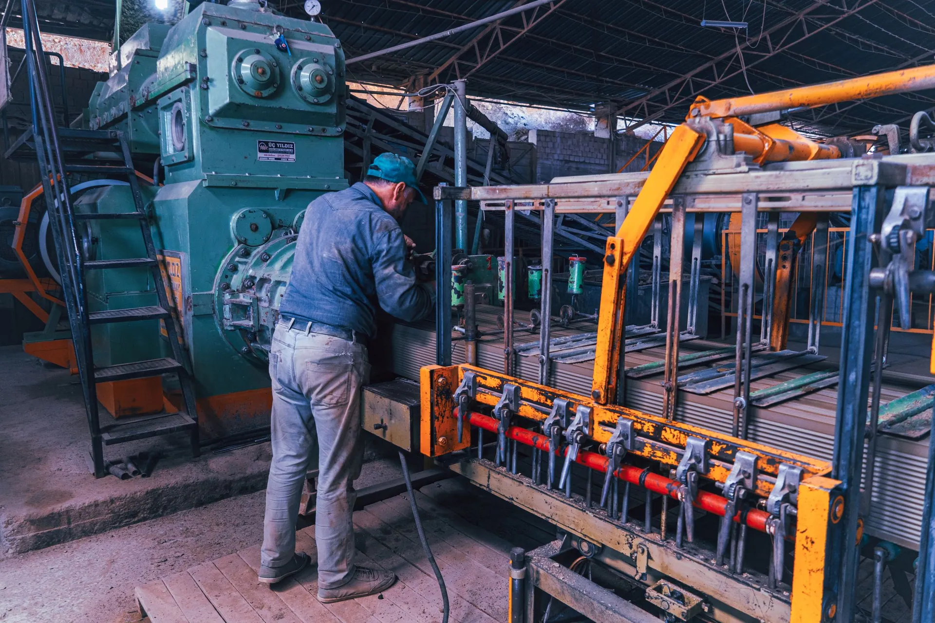 Opératrice sur une ligne de production industrielle