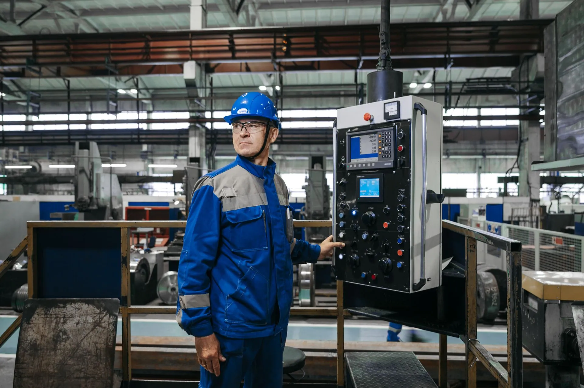 Technicien intervenant sur un équipement industriel