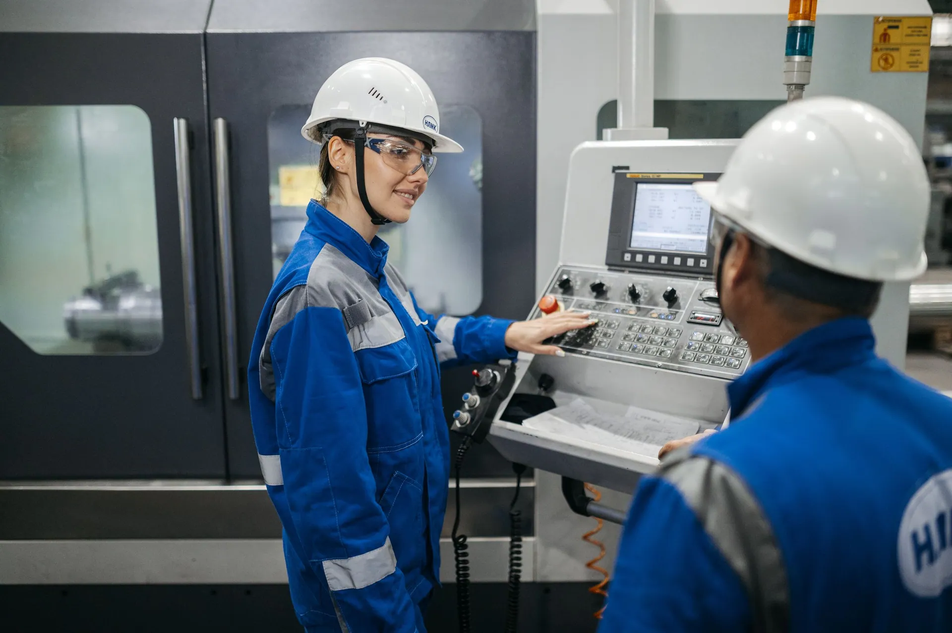 Opérateur travaillant auprès d'un équipement de production industriel