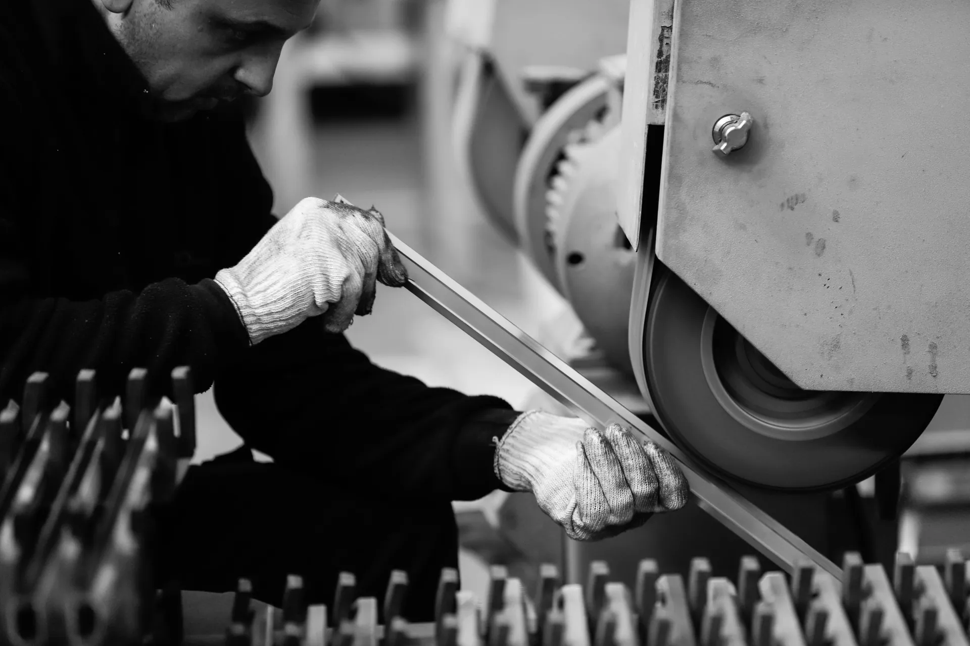 Opérateur travaillant sur un équipement de production industriel