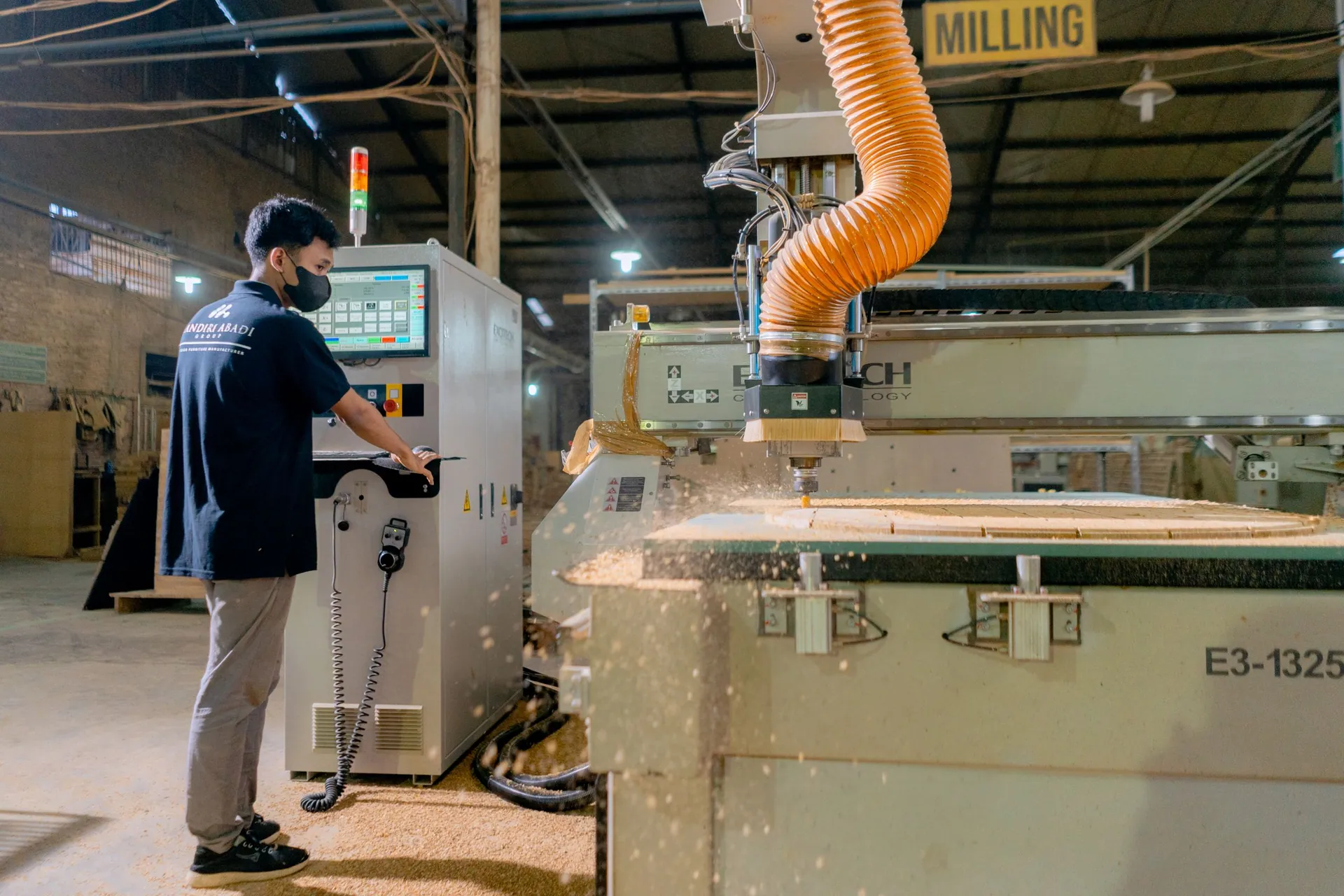 Opératrice sur une ligne de production industrielle